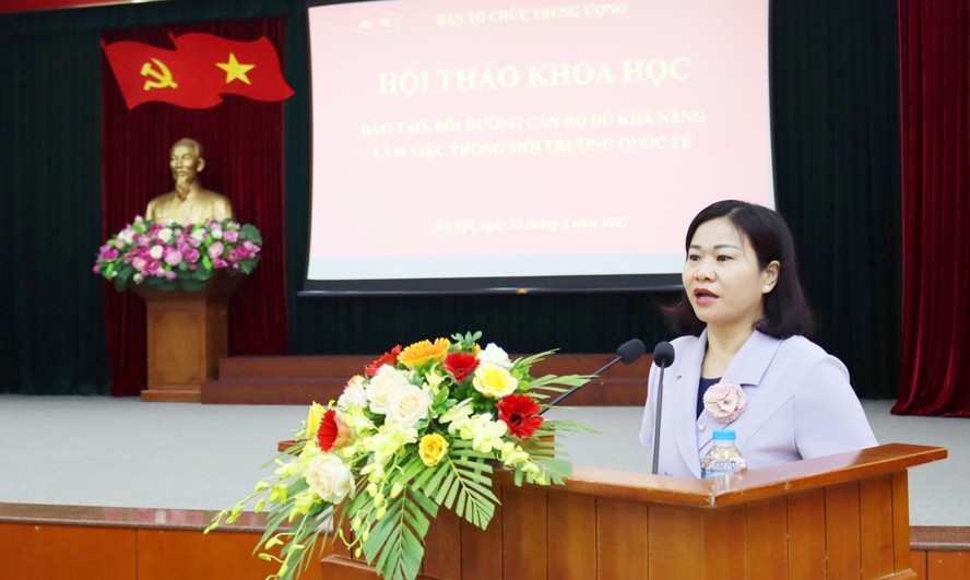 Phó Bí thư Thường trực Thành ủy Nguyễn Thị Tuyến tham luận tại hội thảo.