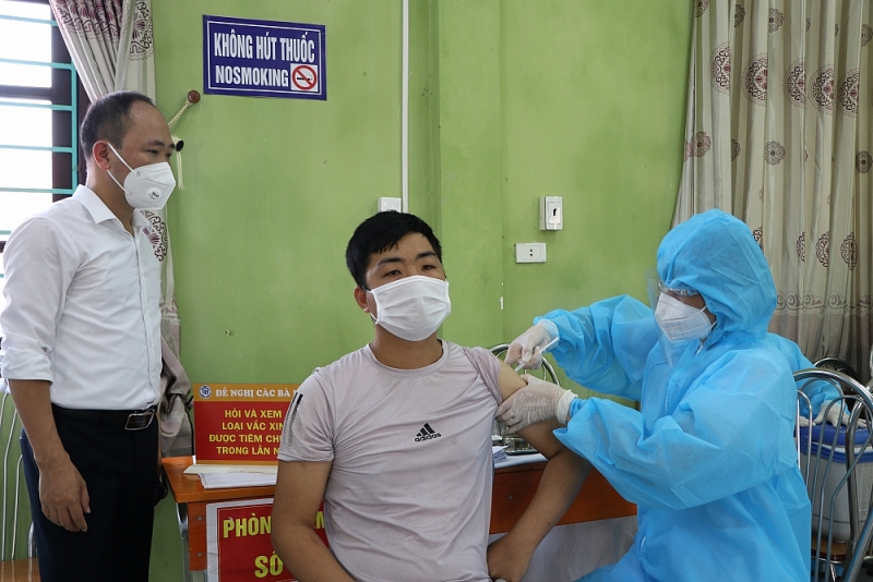Huyện Lục Ngạn (Bắc Giang) tiêm vắc-xin phòng dịch Covid-19 cho thương nhân đến mua vải thiều