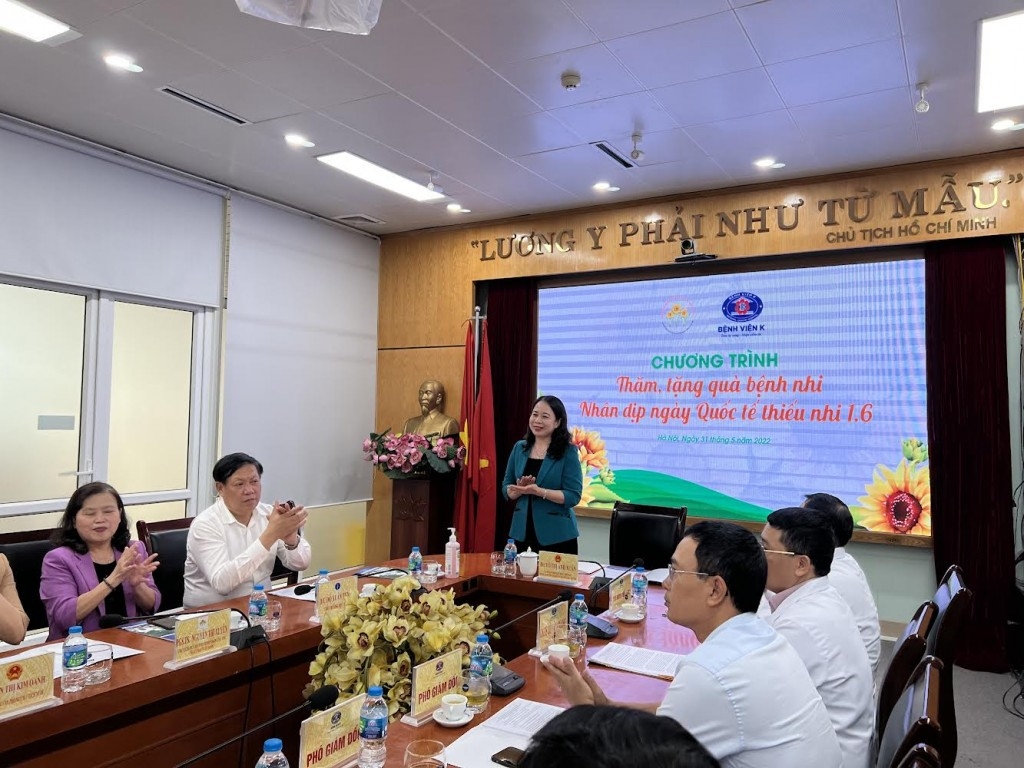 Phó Chủ tịch nước Võ Thị Ánh Xuân thăm và tặng quà bệnh nhi ung thư