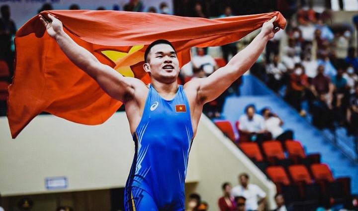 Niềm vui chiến thắng của vận động viên Trần Văn Trường Vũ hạng cân 86kg vật tự do tại SEA Games 31