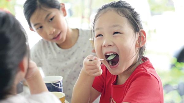 Trẻ em ăn uống gì để có hàm răng khỏe đẹp