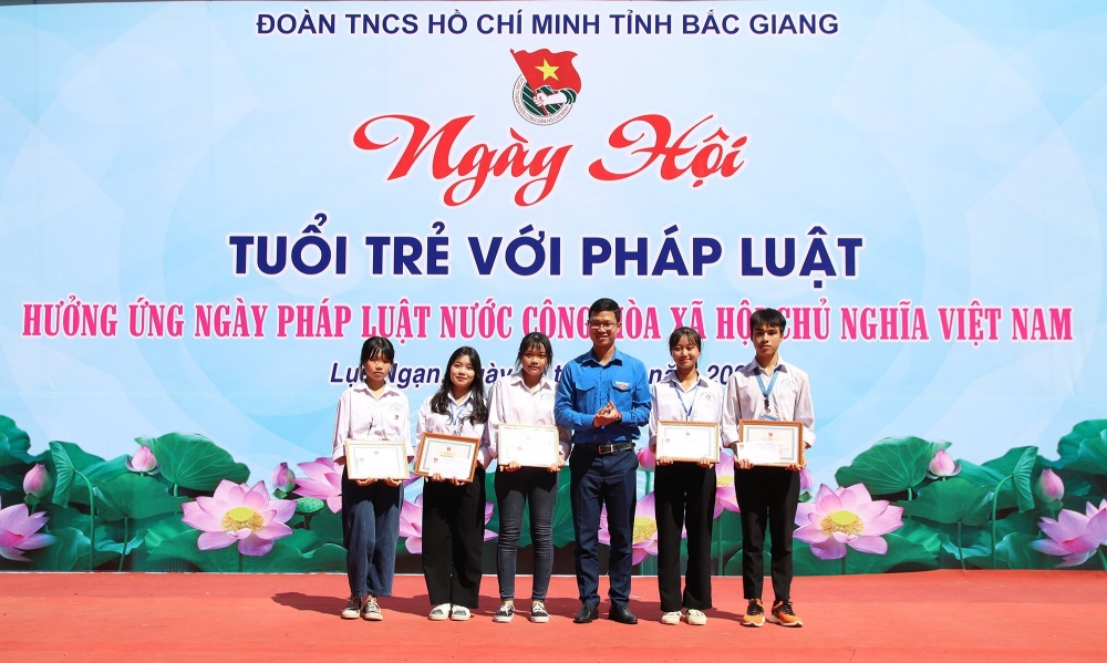 Học sinh Bắc Giang 'rung chuông vàng' tìm hiểu pháp luật Việt Nam