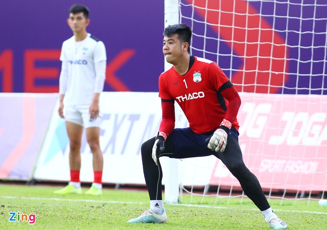 Thủ môn HAGL đối diện án kỷ luật vì xô trọng tài