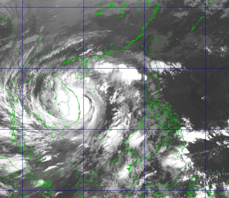 Bão số 9 áp sát đất liền, cách Đà Nẵng khoảng 240km, cách Quảng Nam 175 km, cách Quảng Ngãi 140 km, cách Phú Yên 190 km. Sức gió mạnh nhất: cấp 12-13 (115-150km/h), giật cấp 16.