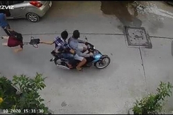 Bắt 2 kẻ giật túi xách khiến người phụ nữ đập đầu xuống đường