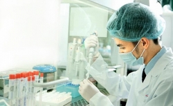 hai me con duong tinh sars cov 2 khi sang uc cac mau f1 xet nghiem am tinh lan 1