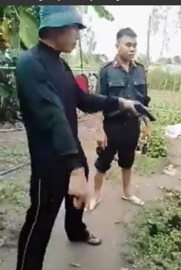 Cảnh sát cơ động trượt chân làm cướp cò súng bắn đạn cao su