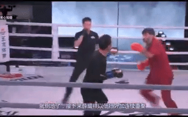 Hài hước vụ hai cao thủ võ thuật Trung Quốc thượng đài như... trẻ con đánh nhau