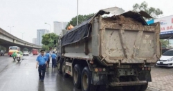 Hà Nội: 1 tháng phạt gần 60 xe rơi vãi vật liệu tại "điểm nóng" Nam Từ Liêm