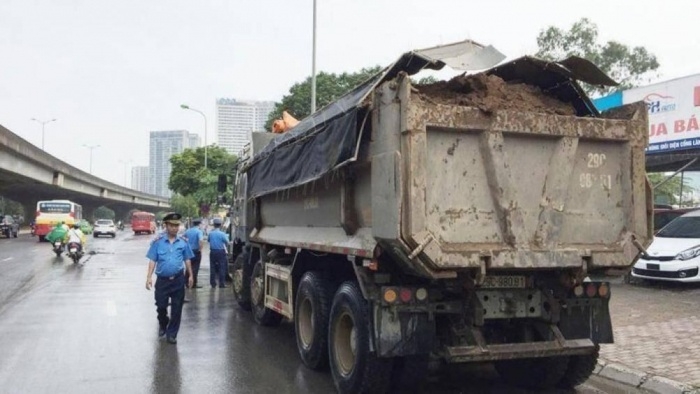 Hà Nội: 1 tháng phạt gần 60 xe rơi vãi vật liệu tại "điểm nóng" Nam Từ Liêm