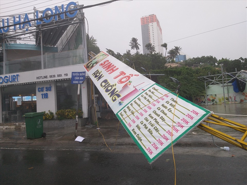 Bão số 12 đổ bộ, Khánh Hòa và Phú Yên cây cối gãy đổ khắp nơi