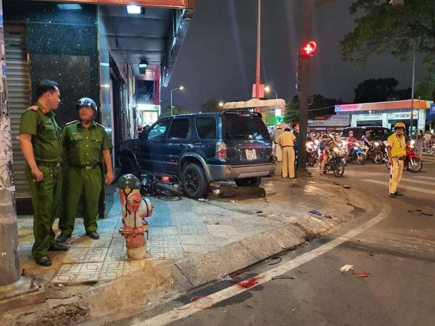 Ô tô đâm loạt xe máy giữa ngã tư Sài Gòn, nhiều người bị thương