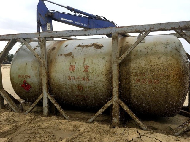 Lại phát hiện 2 bồn hóa chất in chữ Trung Quốc tại bờ biển Quảng Ngãi - 4