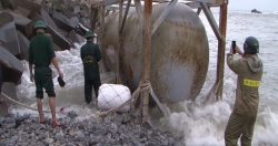 Lại phát hiện 2 bồn hóa chất in chữ Trung Quốc tại bờ biển Quảng Ngãi