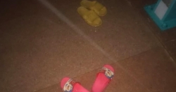 Bỏ xe, dép trên cầu rồi ôm con bỏ đi để “dọa” chồng