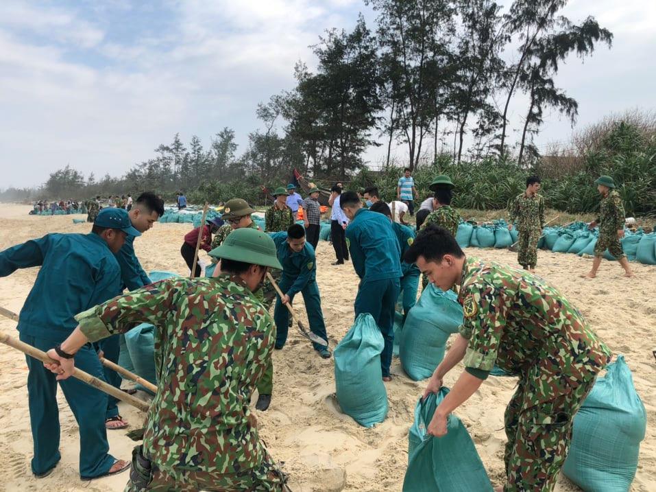 Hơn 200 cán bộ, chiến sĩ khắc phục sự cố sạt lở, xâm thực bờ biển