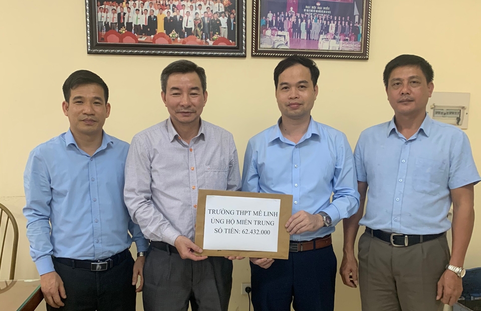 Ông Lê Đình Khoát - Phó Chủ tịch Ủy ban MTTQ Việt Nam huyện Mê Linh (người thứ hai từ trái sang) tiếp nhận tiền ủng hộ của Trường THPT Mê Linh