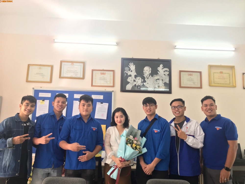 Xinh đẹp, năng động và rất gần gũi với học trò của mình, Việt Chinh luôn là hình mẫu lý tưởng để các bạn sinh viên học tập và noi theo