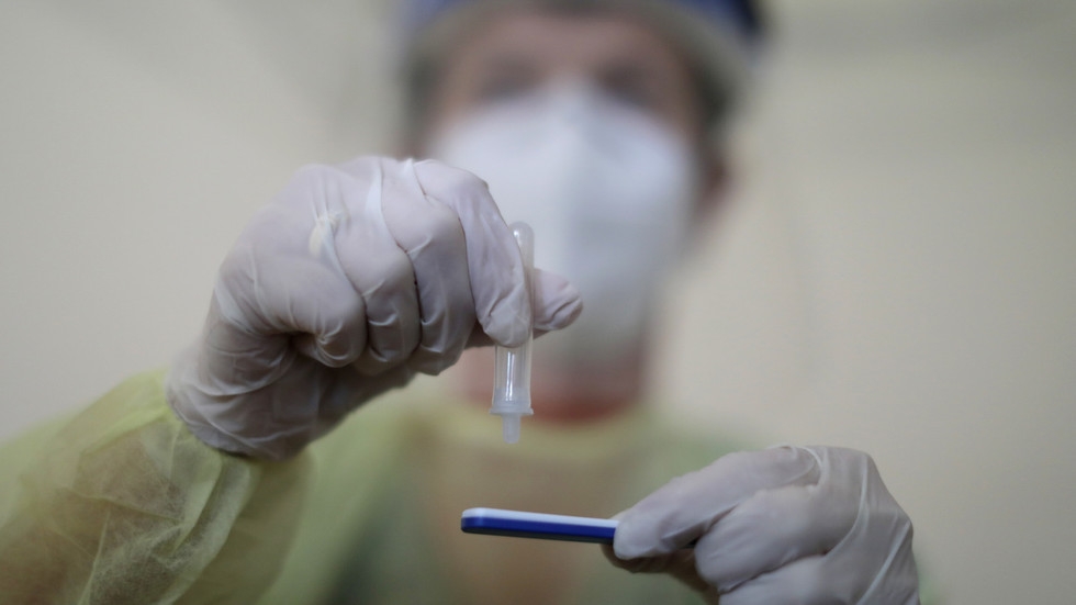 Một nhân viên y tế thực hiện xét nghiệm kháng nguyên Covid-19 nhanh chóng tại trung tâm xét nghiệm bệnh do coronavirus (COVID-19) ở Nice, Pháp, ngày 15 tháng 10 năm 2020 (Ảnh: REUTERS / Eric Gaillard)