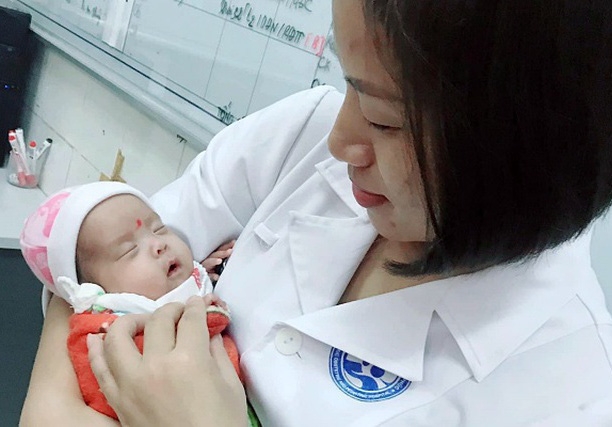 Hành trình kỳ diệu nuôi sống bé sinh non nhẹ cân nhất Việt Nam từ 480 gr lên 2,1 kg