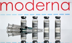 Moderna đã thiết kế vaccine COVID đột phá chỉ trong 2 ngày như thế nào