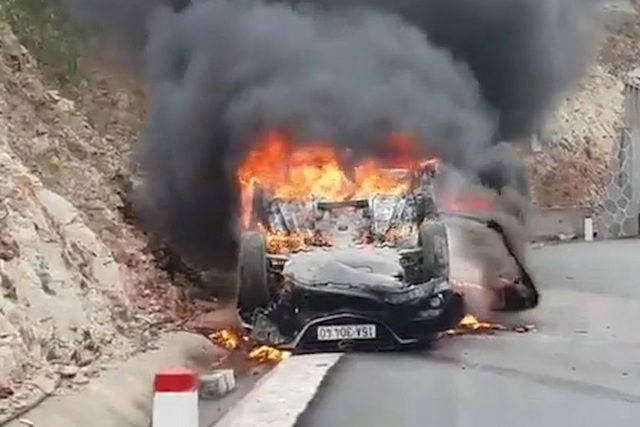 Từ vụ ô tô bốc cháy khiến tài xế tử vong: Cách thoát hiểm khi xe cháy - 1