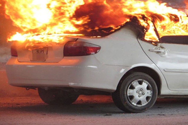 Từ vụ ô tô bốc cháy khiến tài xế tử vong: Cách thoát hiểm khi xe cháy - 2