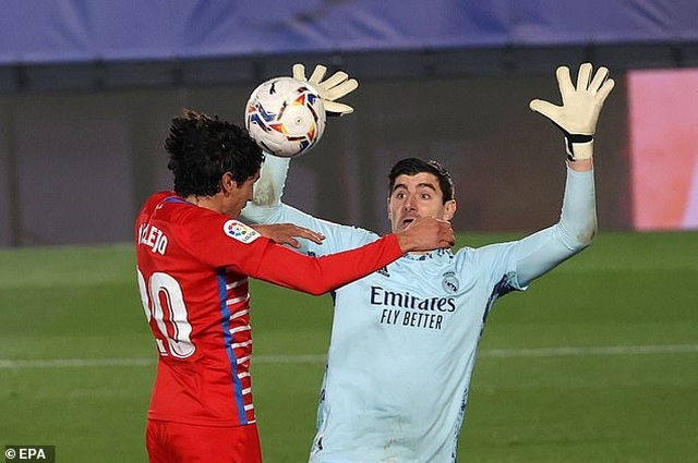 Thủ môn Thibaut Courtois ngăn chặn tình huống nguy hiểm của Jesus Vallejo bên phía Granada