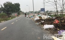 Rác thải ngập đường giao thông ở các xã nông thôn mới