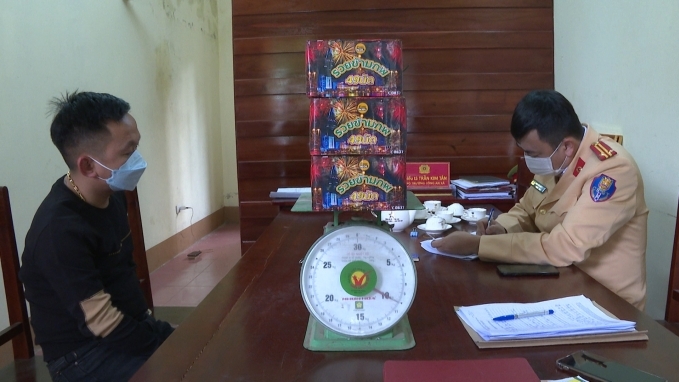 Phú Thọ: Bắt giữ đối tượng vận chuyển trái phép hơn 10kg pháo nổ về chơi Tết