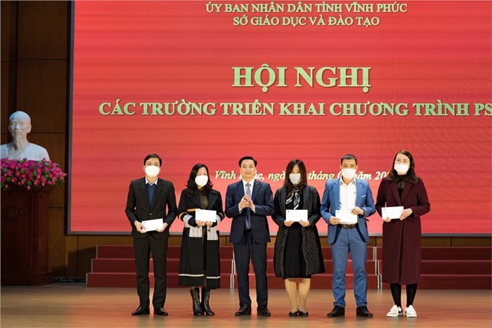 Giám đốc Sở thưởng nóng cho 5 thầy cô giáo - Ảnh: Tống Thanh Kiều