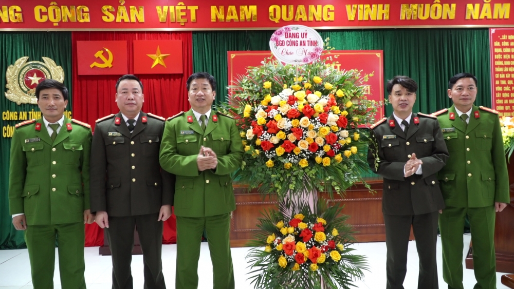 Lãnh đạo Công an tỉnh tặng hoa chúc mừng Công an huyện Yên Lạc