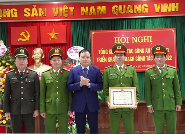 Chủ tịch UBND huyện Yên Lạc khen thưởng 1 tập thể và 7 cá nhân đã có thành tích xuất sắc trong công tác đảm bảo an ninh trật tự năm 2021.
