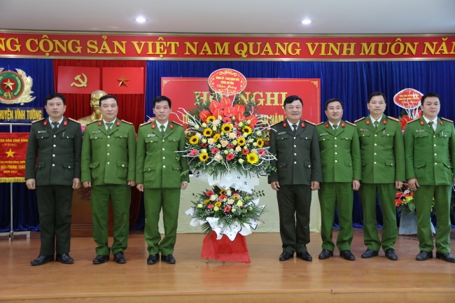 Đại tá Lê Thanh Bình - Phó Giám đốc Công an tỉnh tặng hoa chúc mừng Công an huyện Vĩnh Tường