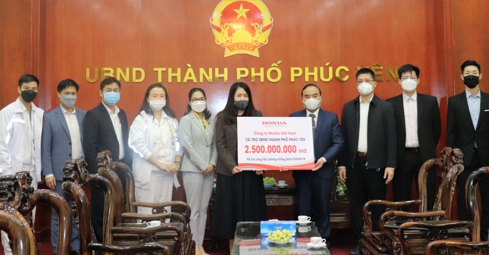 Đ/c Phan Tiến Dũng, Phó Bí thư Thành ủy, Chủ tịch UBND thành phố tiếp nhận ủng hộ của Công ty Honda Việt Nam
