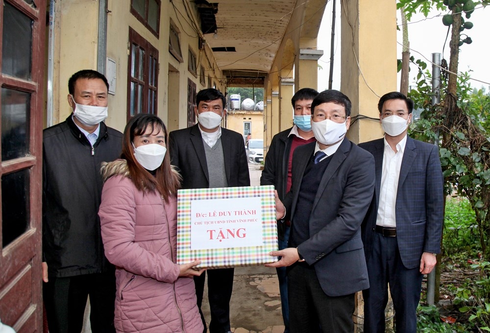 Ông Lê Duy Thành tặng quà Tết cho cô giáo Nguyễn Thị Phương Chuyền - Ảnh: Khánh Linh