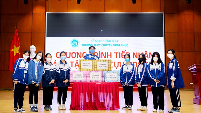 Trường THPT Chuyên Vĩnh Phúc tiếp nhận hơn 1.000 đầu sách do cựu học sinh tài trợ