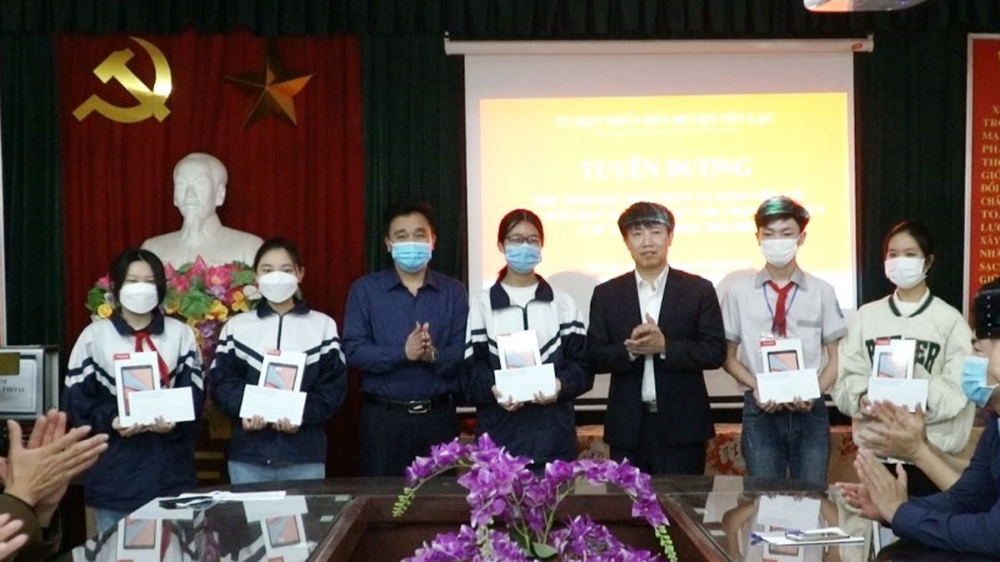 Vĩnh Phúc: Khen thưởng học sinh đạt giải Nhất trong kỳ thi học sinh giỏi lớp 9