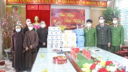 Vĩnh Phúc: Trao tặng trang thiết bị y tế phòng, chống dịch COVID-19