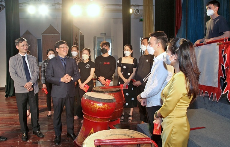 Chủ tịch UBND tỉnh Lê Duy Thành thăm hỏi, chúc Tết các nghệ sĩ Nhà hát nghệ thuật tỉnh và Trung tâm Văn hóa tỉnh.