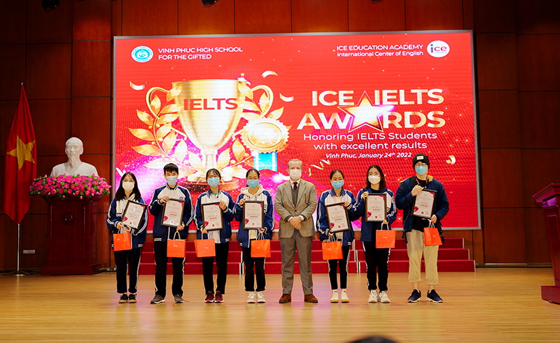Trường THPT Chuyên Vĩnh Phúc và đối tác là Học viện đào tạo ICE đã trao học bổng và quà tặng cho 69 học sinh thi chứng chỉ IELTS đạt thành tích từ 7.5 điểm trở lên. 