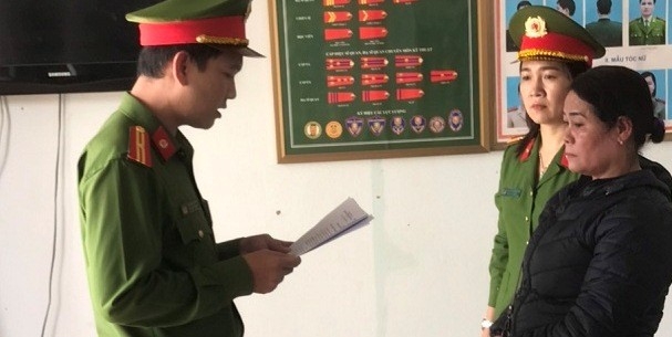 Huỳnh Thị Cơ nghe đọc lệnh bắt tạm giam (Ảnh: CAQN)