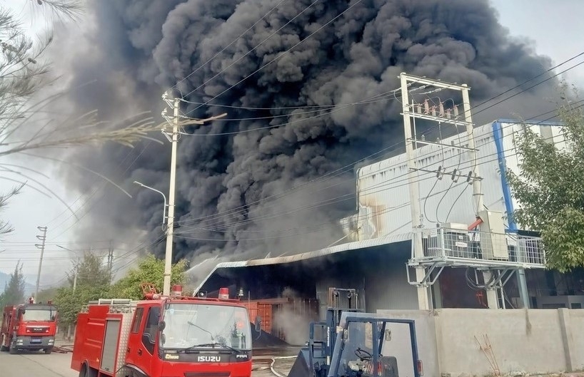 Cột khói cao hàng chục mét bốc lên từ nóc nhà xưởng sản xuất xốp nhựa. Ảnh: CTV.