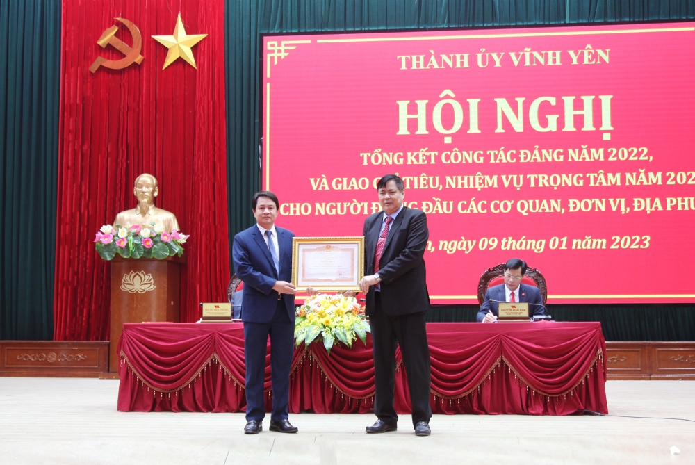 Thừa ủy quyền của Thủ tướng Chính phủ, Bí thư Thành ủy Vĩnh Yên Nguyễn Ngọc Bình trao Bằng khen của Thủ tướng Chính phủ tặng Phó Chủ tịch UBND thành phố Lê Anh Tân vì có thành tích xuất sắc trong công tác phòng, chống dịch Covid-19. Ảnh: Dương Chung