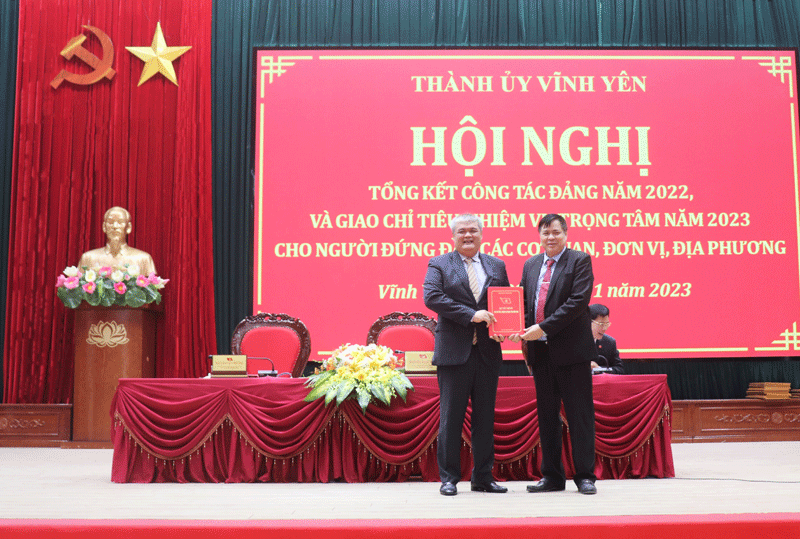 Đ.c Bí thư Thành ủy giao chỉ tiêu, nhiệm vụ cho đồng chí Chủ tịch UBND thành phố