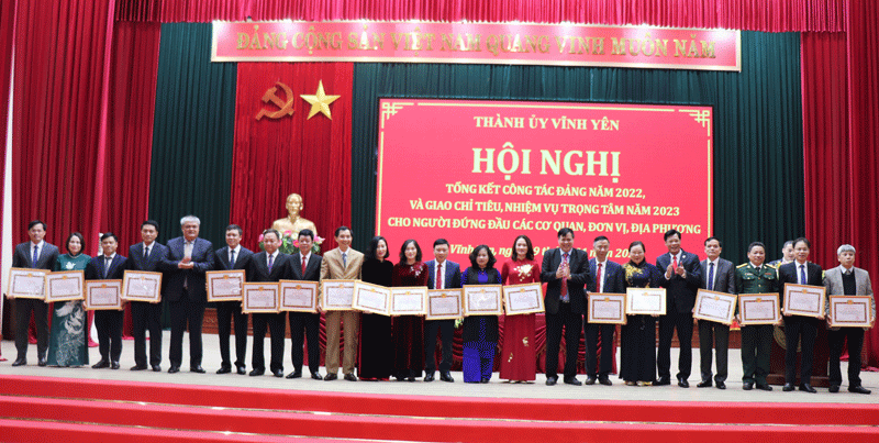 Khen thưởng các cá nhân có thành tích xuất sắ trong thực hiện chỉ tiêu, nhiệm vụ BTV Thành ủy giao