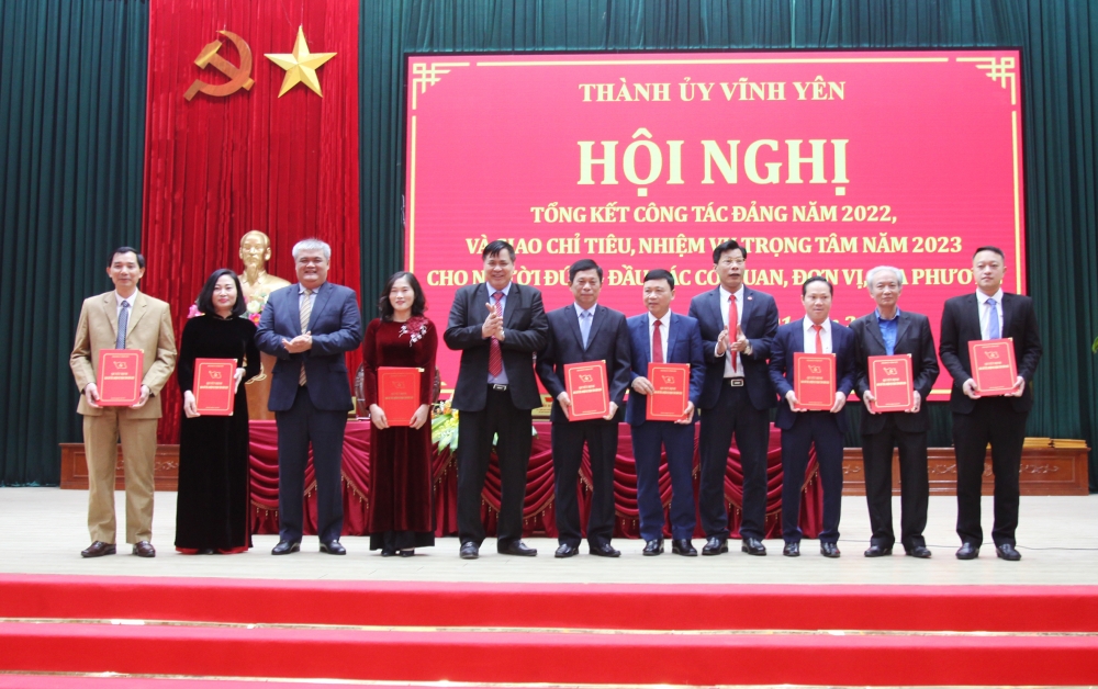 Lãnh đạo thành phố Vĩnh Yên giao chỉ tiêu, nhiệm vụ trong tâm năm 2023 cho các đơn vị trên địa bàn.