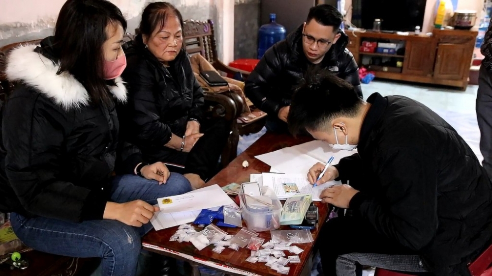 Lực lượng công an khám xét khẩn cấp nơi ở của Nguyễn Thị Thắm phát hiện nhiều ma túy; Nguồn: Công an tỉnh Lạng Sơn