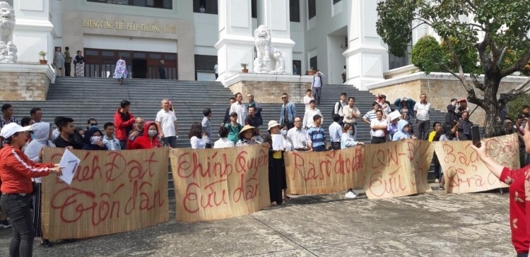 Người dân bày tỏ sự bức xúc trước thái độ coi thường luật pháp của Công ty Bách Đạt An ngay trước trụ sở Tòa án Nhân dân TP Đà Nẵng