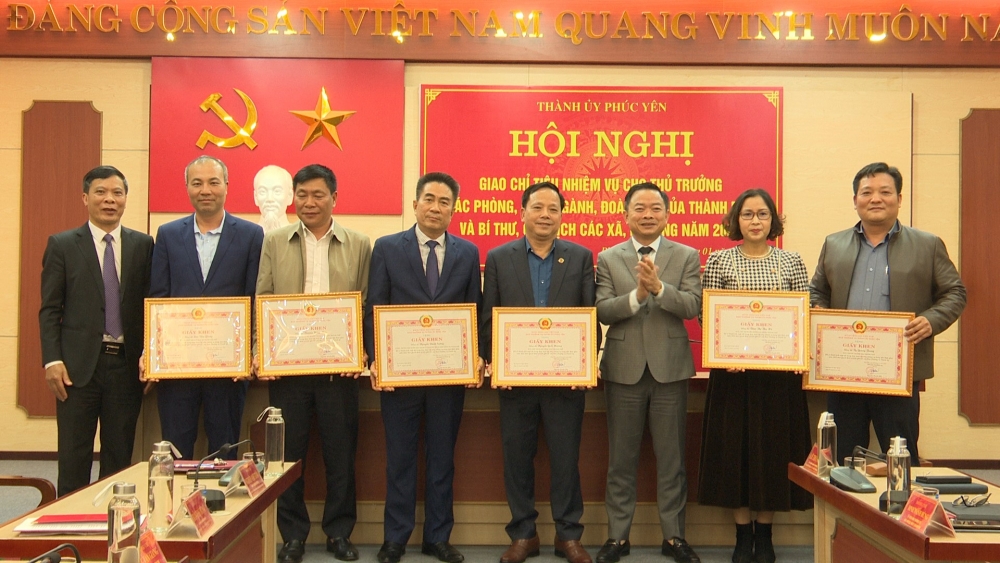 Thành ủy đã trao tặng giấy khen cho 13 đơn vị thực hiện tốt các chỉ tiêu, nhiệm vụ năm 2022.